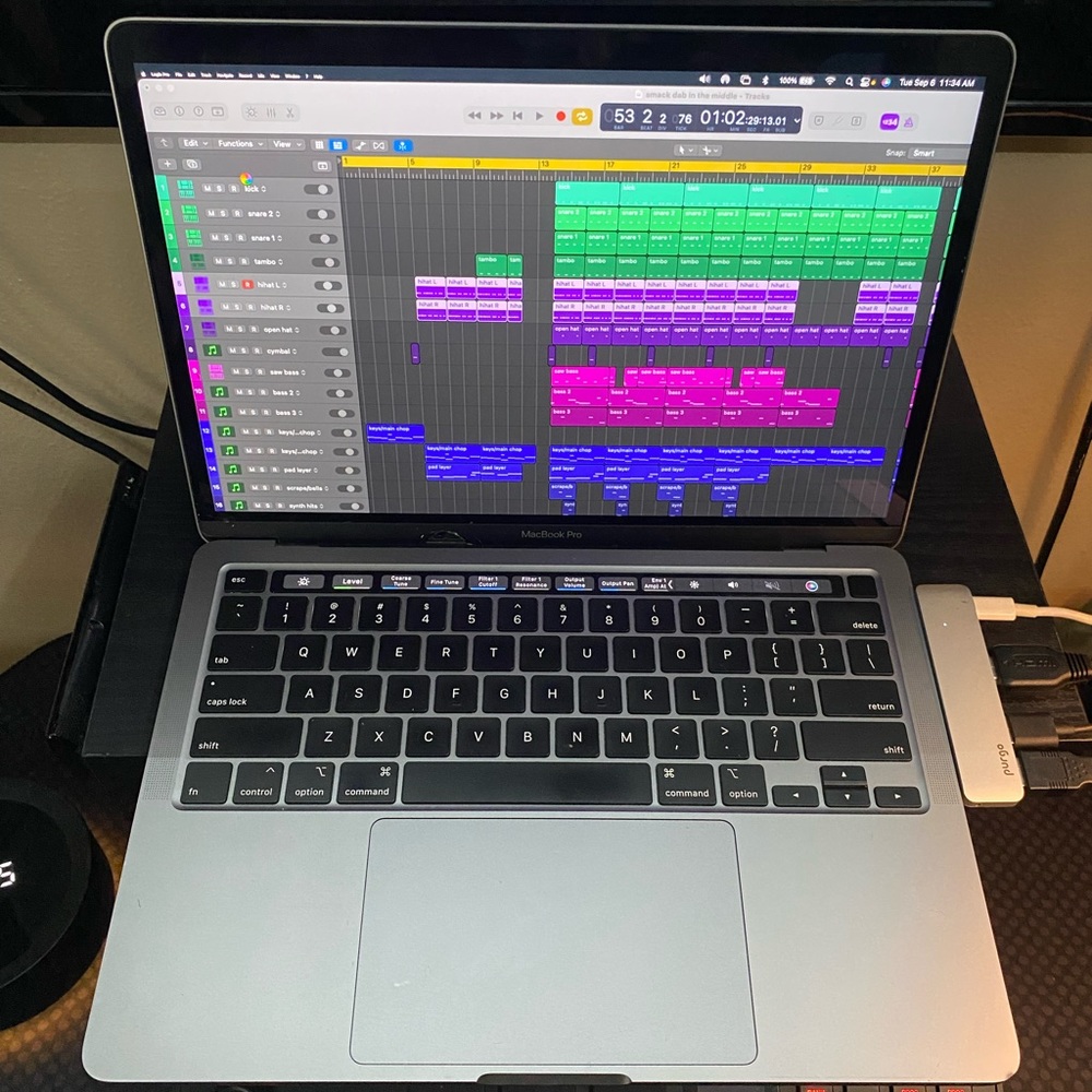 MacBook Pro (13-inch, 2020, Four Thunderbolt 3 ports)